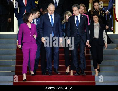 (LR): Annalena Baerbock, Ministre fédéral des affaires étrangères, Mircea Geoana, Secrétaire général adjoint de l'OTAN, et Antony Blinken, Secrétaire d'État des États-Unis d'Amérique, se présentent pour une photo de famille lors de la réunion informelle des ministres des affaires étrangères de l'OTAN à Berlin, au 15 mai 2022. Banque D'Images