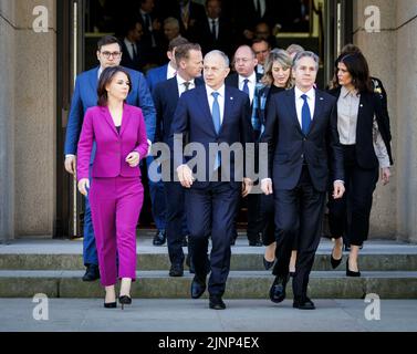 Berlin, Allemagne. 15th mai 2022. (LR): Annalena Baerbock, Ministre fédéral des affaires étrangères, Mircea Geoana, Secrétaire général adjoint de l'OTAN, et Antony Blinken, Secrétaire d'État des États-Unis d'Amérique, se présentent pour une photo de famille lors de la réunion informelle des ministres des affaires étrangères de l'OTAN à Berlin, au 15 mai 2022. Credit: dpa/Alay Live News Banque D'Images