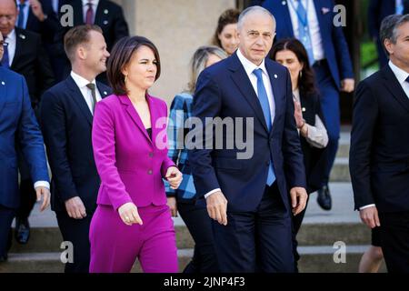 (LR): Annalena Baerbock, ministre fédéral des Affaires étrangères, et Mircea Geoana, secrétaire général adjoint de l'OTAN, se présentent pour une photo de famille à la réunion informelle des ministres des Affaires étrangères de l'OTAN à Berlin, au 15 mai 2022. Banque D'Images