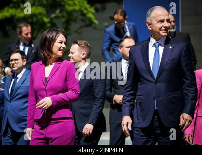 Berlin, Allemagne. 15th mai 2022. (LR): Annalena Baerbock, Ministre fédéral des affaires étrangères, et Mircea Geoana, Secrétaire général adjoint de l'OTAN, dans le cadre de la photo de famille prise lors de la réunion informelle des ministres des affaires étrangères de l'OTAN à Berlin, au 15 mai 2022. Credit: dpa/Alay Live News Banque D'Images