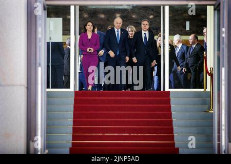 Berlin, Allemagne. 15th mai 2022. (LR): Annalena Baerbock, Ministre fédéral des affaires étrangères, Mircea Geoana, Secrétaire général adjoint de l'OTAN, et Antony Blinken, Secrétaire d'État des États-Unis d'Amérique, se présentent pour une photo de famille lors de la réunion informelle des ministres des affaires étrangères de l'OTAN à Berlin, au 15 mai 2022. Credit: dpa/Alay Live News Banque D'Images