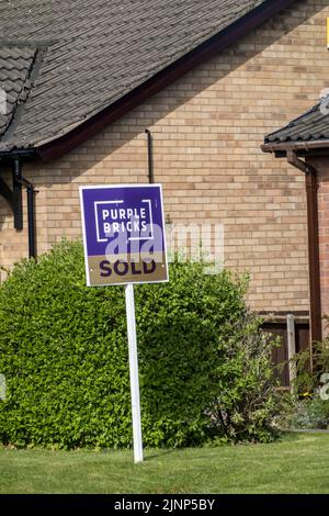 Panneau violet de l'agence immobilière Bricks Banque D'Images
