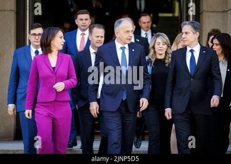 Berlin, Allemagne. 15th mai 2022. (LR): Annalena Baerbock, Ministre fédéral des affaires étrangères, Mircea Geoana, Secrétaire général adjoint de l'OTAN, et Antony Blinken, Secrétaire d'État des États-Unis d'Amérique, se présentent pour une photo de famille lors de la réunion informelle des ministres des affaires étrangères de l'OTAN à Berlin, au 15 mai 2022. Credit: dpa/Alay Live News Banque D'Images