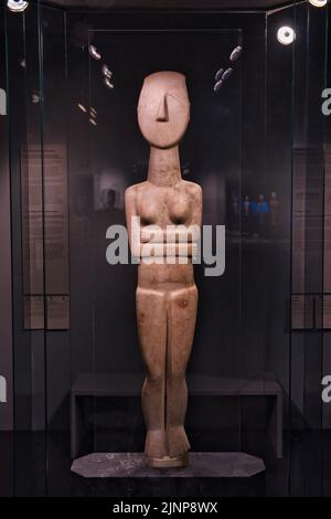 Sculpture féminine emblématique stylisée à l'intérieur du musée d'art des Cyclades à Athènes Banque D'Images