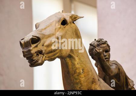 Gros plan de la statue de bronze de cheval et du Jockey d'Artemision à l'intérieur du musée archéologique d'Athènes Banque D'Images