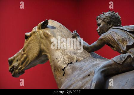Gros plan de la statue de bronze de cheval et du Jockey d'Artemision à l'intérieur du musée archéologique d'Athènes Banque D'Images