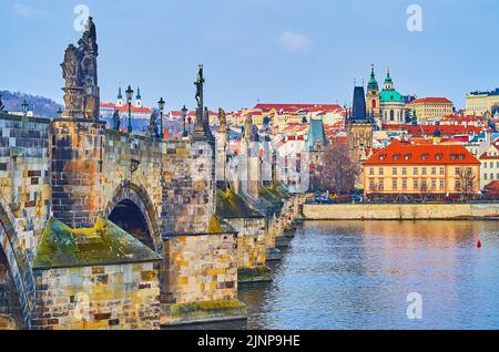 L'horizon de Mala Strana depuis la rivière Vltava avec une vue sur les sculptures du pont Charles, la tour du pont Mala Strana, la tour de l'horloge et le dôme du canal Saint-Nicolas Banque D'Images