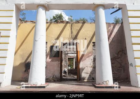 KHARKIV REG, UKRAINE - 30 juillet 2022 : entrée au musée du philosophe ukrainien Hryhoriy Skovoroda après l'attaque des troupes russes. La Russie détruit le musée Skovoroda par une frappe de missile Banque D'Images