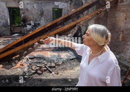 KHARKIV REG, UKRAINE - 30 juillet 2022 : un employé du musée Skovoroda raconte comment la maison du philosophe ukrainien Hryhoriy Skovoroda Museum a été détruite par une frappe de missiles dans la région de Kharkiv Banque D'Images