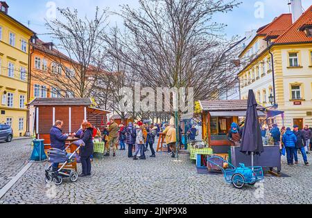 PRAGUE, RÉPUBLIQUE TCHÈQUE - 6 MARS 2022 : la ruelle surpeuplée des étals du marché alimentaire de la rue Na Kampe du quartier Lesser, sur 6 mars à Prague Banque D'Images