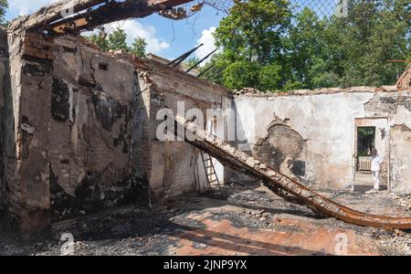 KHARKIV REG, UKRAINE - 30 juillet 2022 : un employé du musée Skovoroda raconte comment la maison du philosophe ukrainien Hryhoriy Skovoroda Museum a été détruite par une frappe de missiles dans la région de Kharkiv Banque D'Images