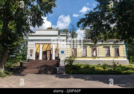 KHARKIV REG, UKRAINE - 30 juillet 2022 : entrée au musée du philosophe ukrainien Hryhoriy Skovoroda après l'attaque des troupes russes. La Russie détruit le musée Skovoroda par une frappe de missile Banque D'Images