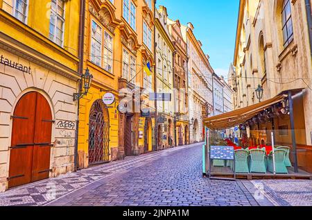 PRAGUE, RÉPUBLIQUE TCHÈQUE - 6 MARS 2022 : rue Karlova avec une ligne de petits restaurants et magasins touristiques dans les maisons historiques, sur 6 mars à Prague Banque D'Images