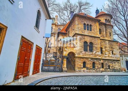 La façade du bâtiment historique de la salle de cérémonie juive (Obradni Sin) et de la synagogue Klausen à Josefov (quartier juif), Prague, République de Cazech Banque D'Images