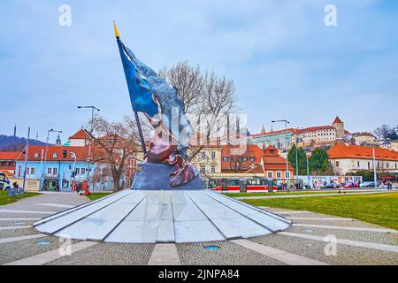 PRAGUE, RÉPUBLIQUE TCHÈQUE - 6 MARS 2022 : Monument du drapeau de la résistance dans le parc Klarov du quartier mineur, en face du château médiéval de Prague, sur 6 mars i Banque D'Images