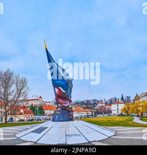 PRAGUE, RÉPUBLIQUE TCHÈQUE - 6 MARS 2022 : Monument du drapeau de la résistance, dédié aux victimes et aux gagnants de la Seconde Guerre mondiale dans le parc Na Klarave, sur 6 mars à Pragu Banque D'Images