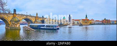 Le petit quartier de la rivière Vltava ouvre la vue sur le pont Charles, la tour du pont de la vieille ville, le musée Bedrich Smetana et la tour d'eau de la vieille ville Banque D'Images