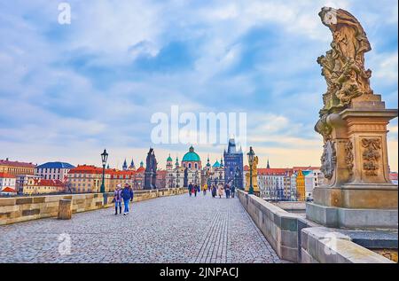 PRAGUE, RÉPUBLIQUE TCHÈQUE - 6 MARS 2022 : le pont Charles est l'un des plus célèbres monuments de la ville avec de nombreuses statues conservées et des tours de pont Banque D'Images