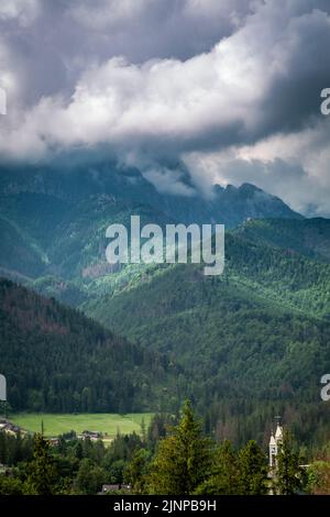 Mont Giewont nuageux à Tatras vue de Zakopane, Pologne, Europe Banque D'Images