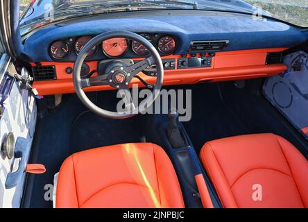 Gdansk, Pologne - 12 août 2022 : à l'intérieur de la Porsche Carrera Targa dans la rue de la ville Banque D'Images