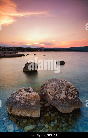 Rochers le matin à Krk Island, Croatie Banque D'Images