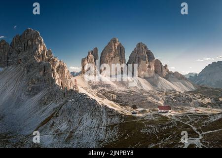 Vue aérienne majestueuse de Tre Cime et abri de montagne, Dolomites, Europe Banque D'Images