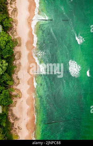 Des vagues bleues époustouflantes sur la mer de Batlic.Vacances au bord de la mer.Vue aérienne de la mer en Pologne, Europe Banque D'Images