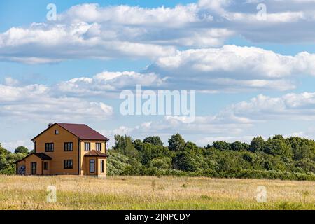 un cottage abandonné en briques se trouve sur une colline. Photo de haute qualité Banque D'Images