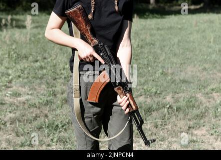 Femme avec fusil d'assaut AK. Exercices tactiques. La guerre en Ukraine Banque D'Images