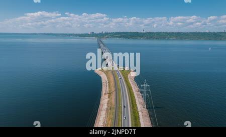 Le pont impérial est un pont combiné automobile et ferroviaire qui traverse la Volga. Autres noms Freedom Bridge, Ulyanovsk, Simbirsk, Old . Banque D'Images