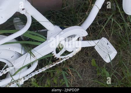 Vélo pour enfants. Peint en blanc. Détails intérieurs et extérieurs. Gros plan. Banque D'Images