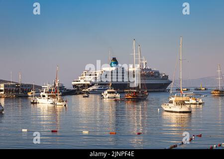 Paysage marin avec yachts dans un port de Bodrum. Vue sur le bord de mer avec voiliers et croisières le matin. Port de plaisance de Bodrum avec plaisance et loisirs de luxe Banque D'Images