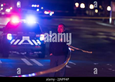 Seattle, États-Unis. 13th août 2022. Adrian Diaz Seattle Chef de police sur une scène de tir. Juste avant 3 h 30am, une personne a tiré sur 2nd Ave S et S main St. Pioneer Square. Une victime a été localisée avec une blessure par balle et transportée à Harborview. C'est juste un des multiples fusillades dans la ville au cours des six dernières heures. Seattle a connu une augmentation significative de la criminalité au cours de la dernière année après l'ouverture de la ville suite à la fermeture de Covid-19. James Anderson/Alay Live News Banque D'Images