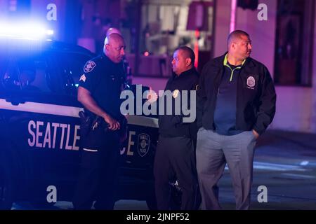 Seattle, États-Unis. 13th août 2022. Adrian Diaz Seattle Chef de police sur une scène de tir. Juste avant 3 h 30am, une personne a tiré sur 2nd Ave S et S main St. Pioneer Square. Une victime a été localisée avec une blessure par balle et transportée à Harborview. C'est juste un des multiples fusillades dans la ville au cours des six dernières heures. Seattle a connu une augmentation significative de la criminalité au cours de la dernière année après l'ouverture de la ville suite à la fermeture de Covid-19. James Anderson/Alay Live News Banque D'Images