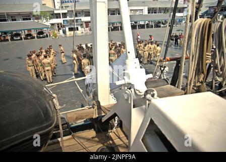 Les cadets et officiers de la marine indonésienne se prépare pour un briefing, vu de KRI Dewaruci (Dewa Ruci), un grand navire indonésien, alors que la goélette de type barquentine est ouverte aux visiteurs publics au port de Kolinlamil (port de la marine) à Tanjung Priok, dans le nord de Jakarta, en Indonésie. Banque D'Images