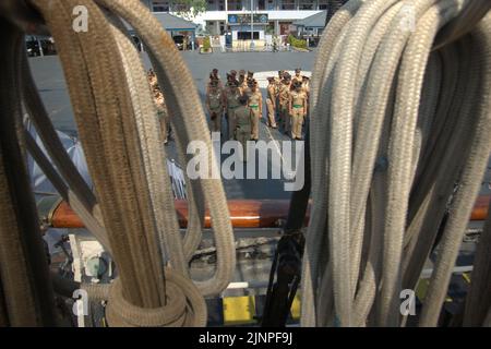 Les cadets et officiers de la marine indonésienne se prépare pour un briefing, vu de KRI Dewaruci (Dewa Ruci), un grand navire indonésien, alors que la goélette de type barquentine est ouverte aux visiteurs publics au port de Kolinlamil (port de la marine) à Tanjung Priok, dans le nord de Jakarta, en Indonésie. Banque D'Images