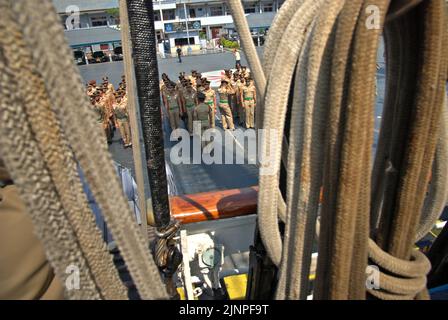 Les cadets et officiers de la marine indonésienne se prépare pour un briefing, vu de KRI Dewaruci (Dewa Ruci), un grand navire indonésien, alors que la goélette de type barquentine est ouverte aux visiteurs publics au port de Kolinlamil (port de la marine) à Tanjung Priok, dans le nord de Jakarta, en Indonésie. Banque D'Images