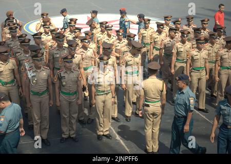 Les cadets et officiers de la marine indonésienne se prépare pour un briefing, vu de KRI Dewaruci (Dewa Ruci), un grand navire indonésien, alors que la goélette de type barquentine est ouverte aux visiteurs publics au port de Kolinlamil (port de la marine) à Tanjung Priok, dans le nord de Jakarta, en Indonésie. Banque D'Images