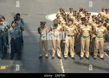 Les cadets et officiers de la marine indonésienne se prépare pour un briefing, vu de KRI Dewaruci (Dewa Ruci), un grand navire indonésien, alors que la goélette de type barquentine est ouverte aux visiteurs publics au port de Kolinlamil (port de la marine) à Tanjung Priok, dans le nord de Jakarta, en Indonésie. Banque D'Images