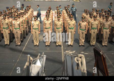 Cadets et officiers de la marine indonésienne se prêtant à un exposé, photographiés par KRI Dewaruci (Dewa Ruci), un grand navire indonésien, alors que la goélette de type barquentine est ouverte aux visiteurs du port de Kolinlamil (port de la marine) à Tanjung Priok, dans le nord de Jakarta, en Indonésie. Banque D'Images