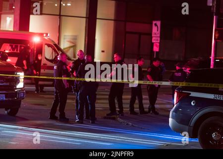 Seattle, États-Unis. 13th août 2022. Juste avant 3 h 30am, une personne a tiré sur 2nd Ave S et S main St. dans le quartier de Pioneer Square. Une victime a été localisée avec une blessure par balle et transportée à Harborview. C'est juste un des multiples fusillades dans la ville au cours des six dernières heures. Seattle a connu une augmentation significative de la criminalité au cours de la dernière année après l'ouverture de la ville suite à la fermeture de Covid-19. James Anderson/Alay Live News Banque D'Images