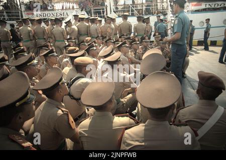 Des cadets et des officiers de la marine indonésienne assistent à un briefing, photographiés par KRI Dewaruci (Dewa Ruci), un grand navire indonésien, alors que la goélette de type barquentine est ouverte aux visiteurs du port de Kolinlamil (port de la marine) à Tanjung Priok, dans le nord de Jakarta, en Indonésie. Banque D'Images