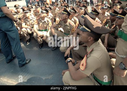 Des cadets et des officiers de la marine indonésienne assistent à un briefing, photographiés par KRI Dewaruci (Dewa Ruci), un grand navire indonésien, alors que la goélette de type barquentine est ouverte aux visiteurs du port de Kolinlamil (port de la marine) à Tanjung Priok, dans le nord de Jakarta, en Indonésie. Banque D'Images