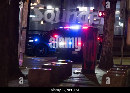 Seattle, États-Unis. 13th août 2022. Juste avant 3 h 30am, une personne a tiré sur 2nd Ave S et S main St. dans le quartier de Pioneer Square. Une victime a été localisée avec une blessure par balle et transportée à Harborview. C'est juste un des multiples fusillades dans la ville au cours des six dernières heures. Seattle a connu une augmentation significative de la criminalité au cours de la dernière année après l'ouverture de la ville suite à la fermeture de Covid-19. James Anderson/Alay Live News Banque D'Images