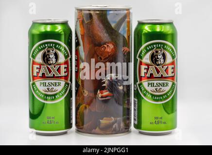 Kiev, Ukraine - 24 avril 2021: Télécopieur collectionneurs danois Premium Article boîtes de bière pilsner à proximité contre un bacage blanc. Faxe ou Fakse est une ville sur le Banque D'Images