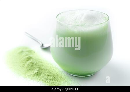 Latte à thé vert Matcha dans un verre, isolé sur fond blanc Banque D'Images