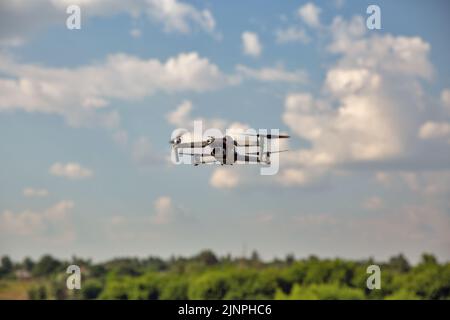 Kiev, Ukraine - 11 juillet 2021: Drone moderne DJI Mavic Air 2S voler dans le ciel de près. DJI est une société chinoise de technologie qui fabrique des solutions de reprise après sinistre commerciales Banque D'Images