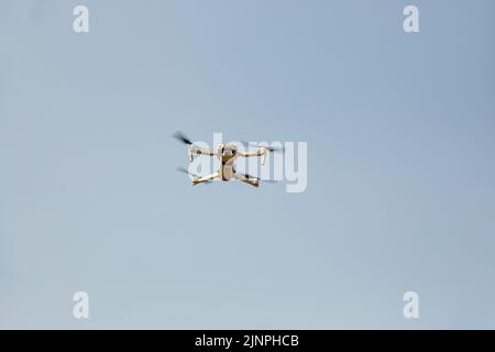 Kiev, Ukraine - 11 juillet 2021: Drone moderne DJI Mavic Air 2S voler dans le ciel de près. DJI est une société chinoise de technologie qui fabrique des solutions de reprise après sinistre commerciales Banque D'Images