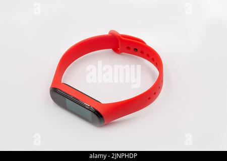 Kiev, Ukraine - 24 juillet 2021: Modern Xiaomi mi Smart Band 4 NFC gros plan sur blanc. Banque D'Images