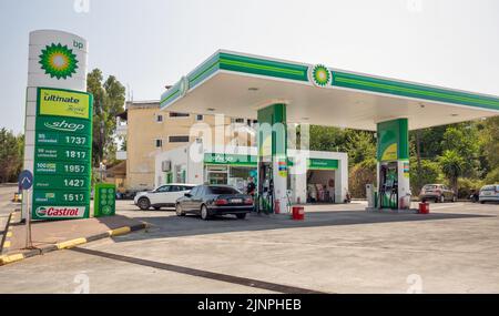 Corfou, Grèce - 03 août 2021 : le chauffeur fait le plein de voitures à la station-service BP. British Petroleum Company est une société pétrolière et gazière dont le siège se trouve à Londres, en Banque D'Images